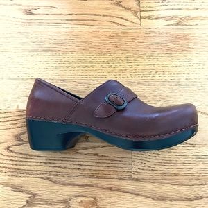 Women’s Dansko maroon leather clog with buckle